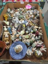 A TRAY OF ASSORTED WADE WHIMSIES ETC TO INCLUDE WADE HOUSES