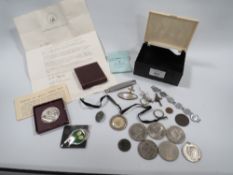 A SMALL BOX OF COLLECTABLES TO INCLUDE COINS , BROOCHES, PENDANTS ETC