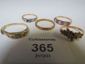 A LADIES 14 CT GOLD STONE SET DRESS RING, ALONG WITH THREE YELLOW METAL RINGS, MARKED 585, ALL A/