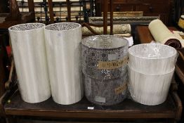 A COLLECTION OF ASSORTED MODERN LAMP/ SHADES TO INCLUDE A LARGE QUANTITY OF LUSTRE CRYSTAL STRINGS /