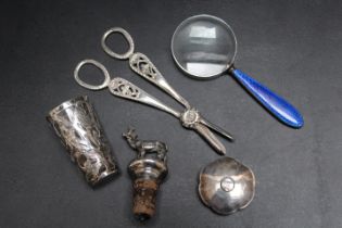 A COLLECTORS LOT OF HALLMARKED AND STERLING SILVER TO INCLUDE AN ENAMEL HANDLED MAGNIFYING GLASS -