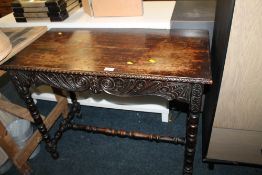 AN ANTIQUE CARVED OAK SIDE TABLE WITH SINGLE DRAWER W-92 CM