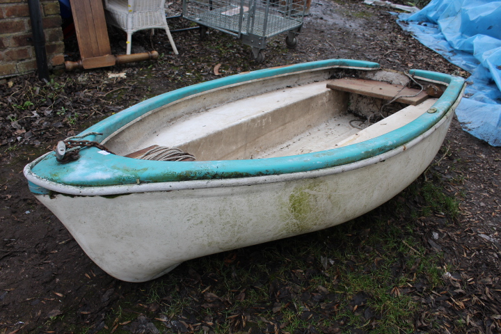 A FIBREGLASS ROWING BOAT - Bild 3 aus 4