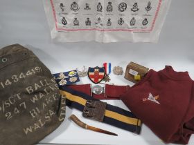 A ASSORTED OF MILITARY COLLECTABLES TO INCLUDE BADGES, MEDALS ETC