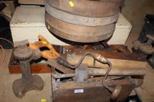 A CARPENTERS TOOL CHEST AND CONTENTS PLUS TWO WOODEN TOOL TRAYS AND CONTENTS