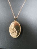 A HALLMARKED 9CT GOLD CHAIN WITH UNMARKED YELLOW METAL LOCKET approx weight chain only 2.8g