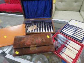 A TRAY OF ASSORTED CUTLERY SETS TO INCLUDE AN OAK CASED HALLMARKED SILVER BANDED MOTHER OF PEARL