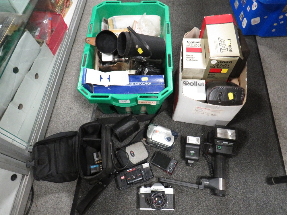 TWO TRAYS OF ASSORTED CAMERAS AND PHOTOGRAPHIC EQUIPMENT - Bild 2 aus 3