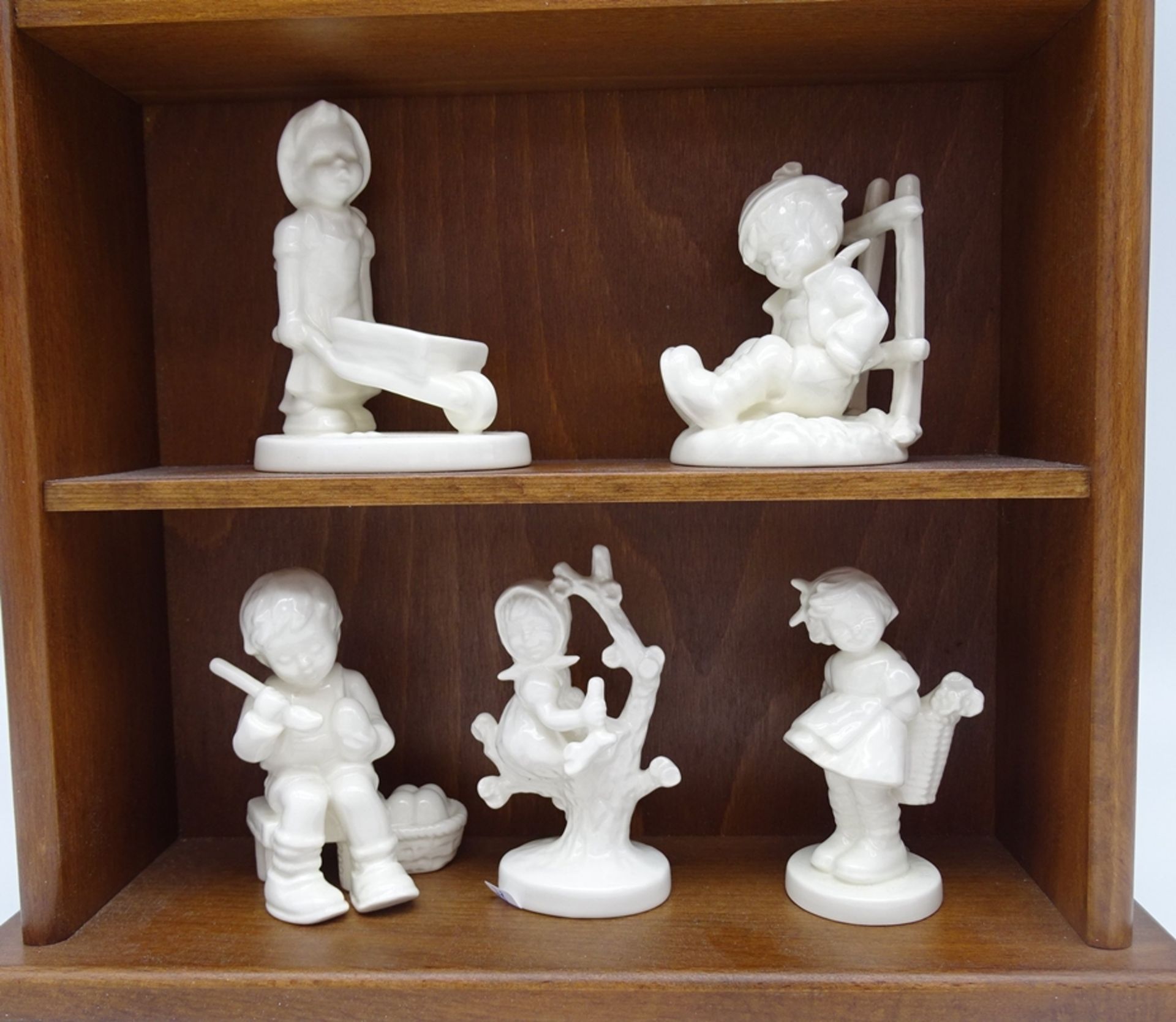 Holzregal mit 9 weißen Hummelfiguren - Bild 4 aus 4