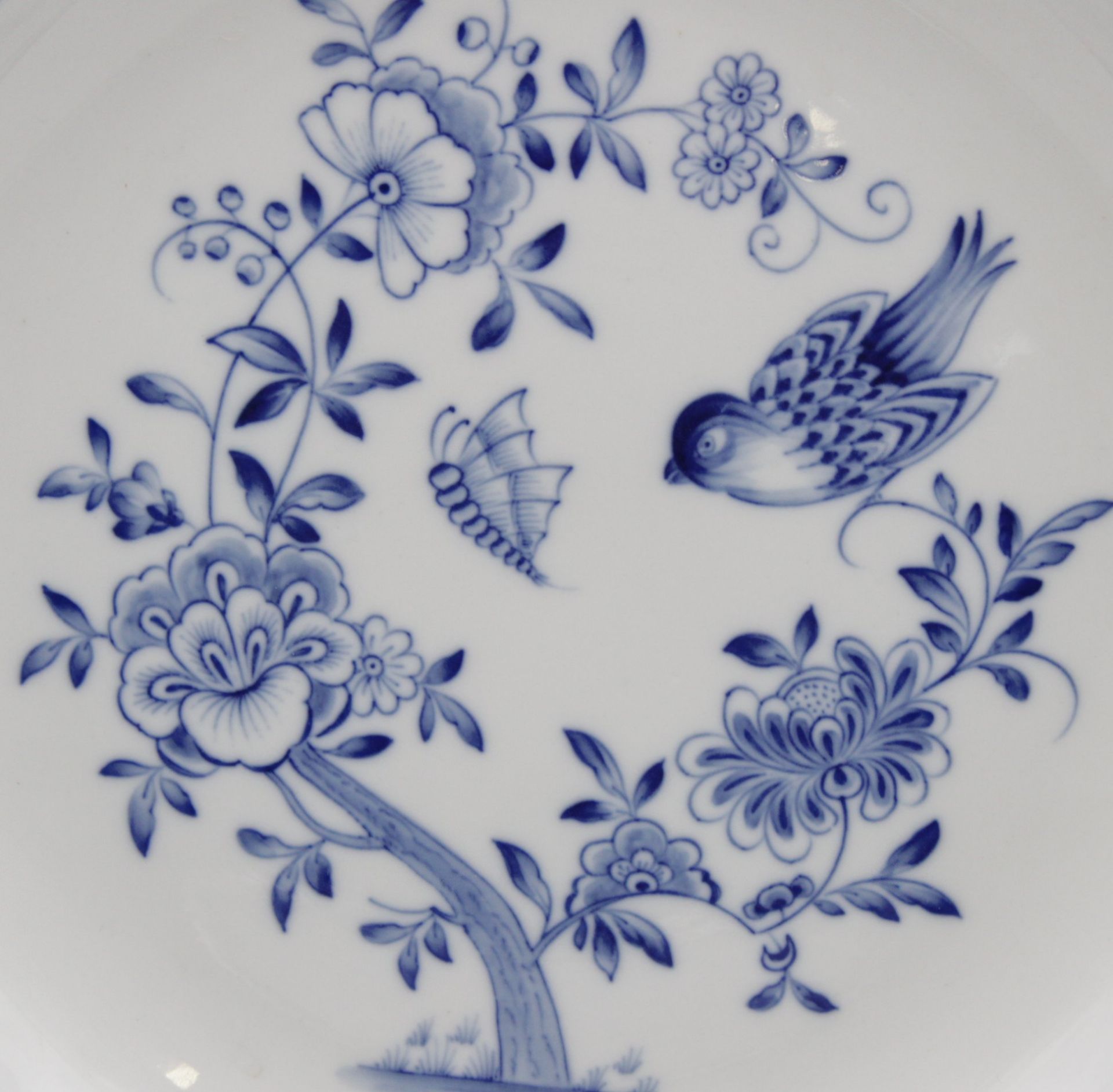 Teller, Meissen, Schwertermarke, 19. Jhd., blaue Bemalung, Vogel, Blumen und Insekten, 1. Wahl, D-2 - Bild 2 aus 4