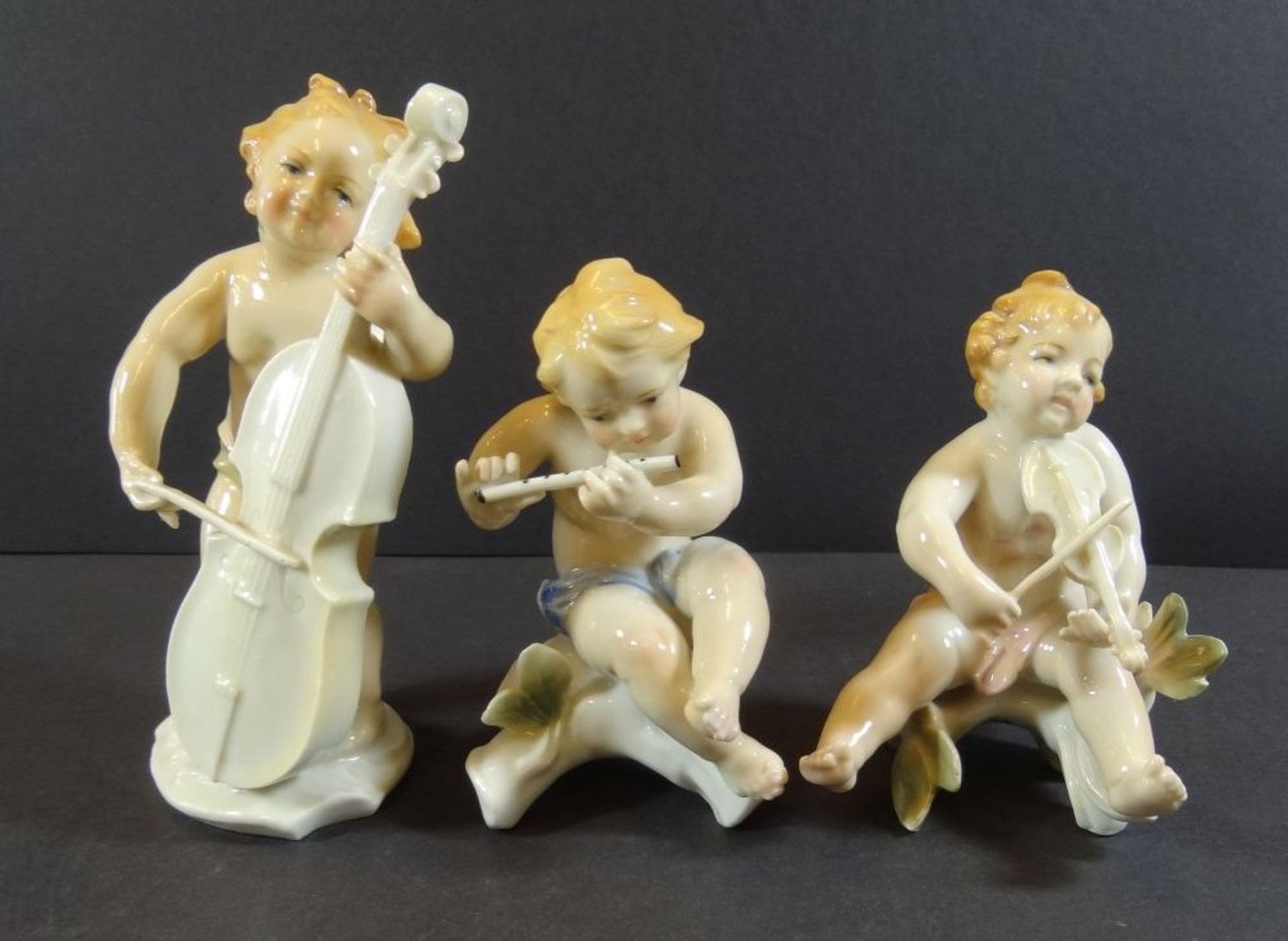 3 Musiker Putto "ENS" Volkstedt, H-13 bis 17 cm, Cellospieler2 kaum sichtbare Klebestellen