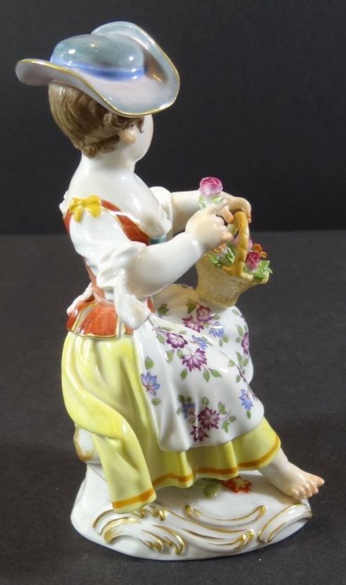 Meissen Blumenmädchen, bemalt, Modell Nr. 1501, 1.Wahl, H-13 cm, eine Rosenblüte  mit Chip - Bild 4 aus 6