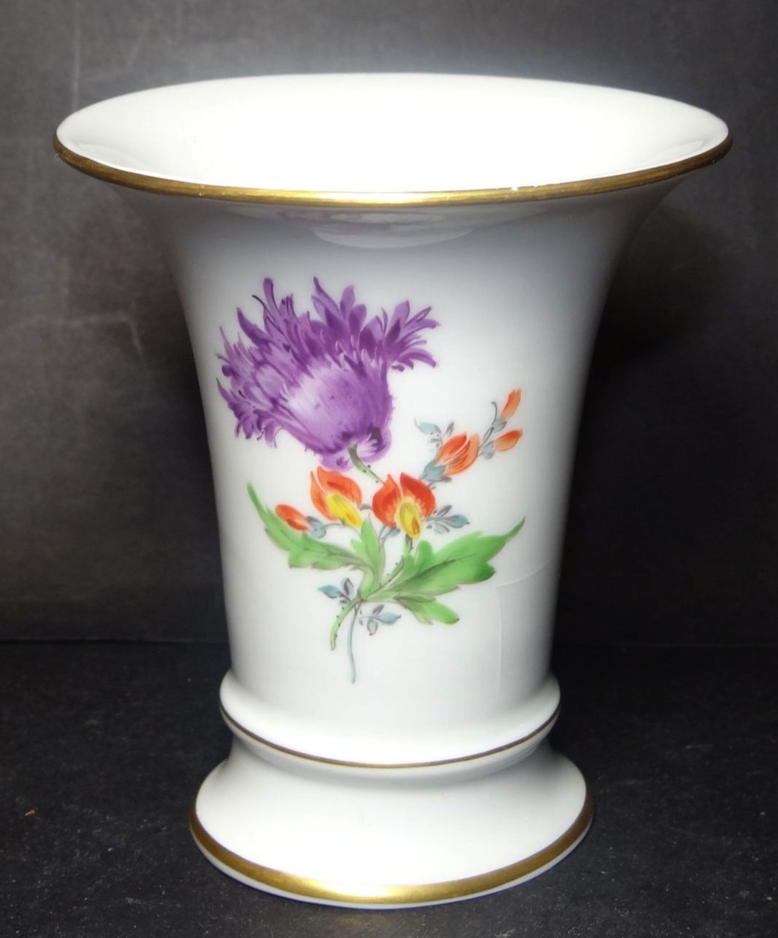 kl. Trichtervase "Meissen" Blumenmalerei, H-9,5 cm,  Schwertermarke durchschliffen, feiner kaum sic