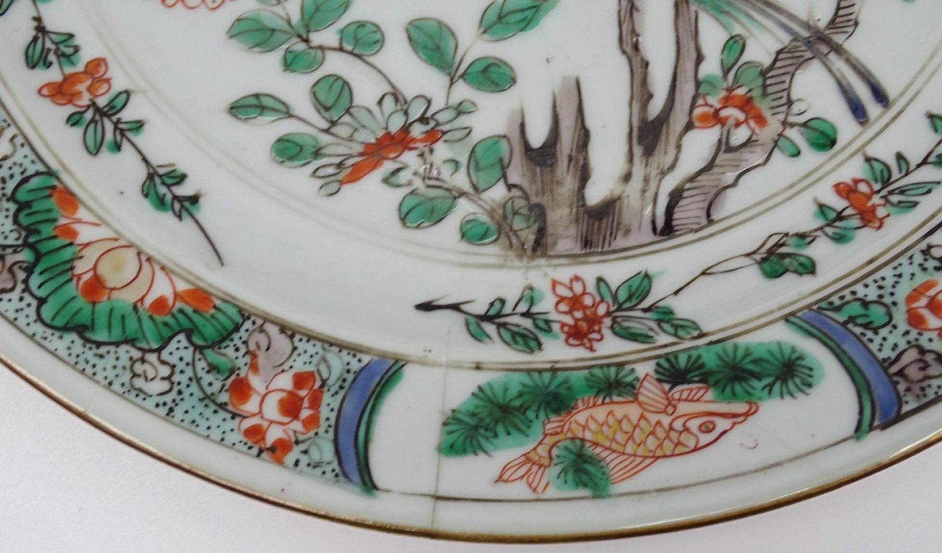 Großer Teller mit Vogel und Blumenmotiven,China, älter, D. 24cm, geklebte Stellen - Bild 4 aus 11