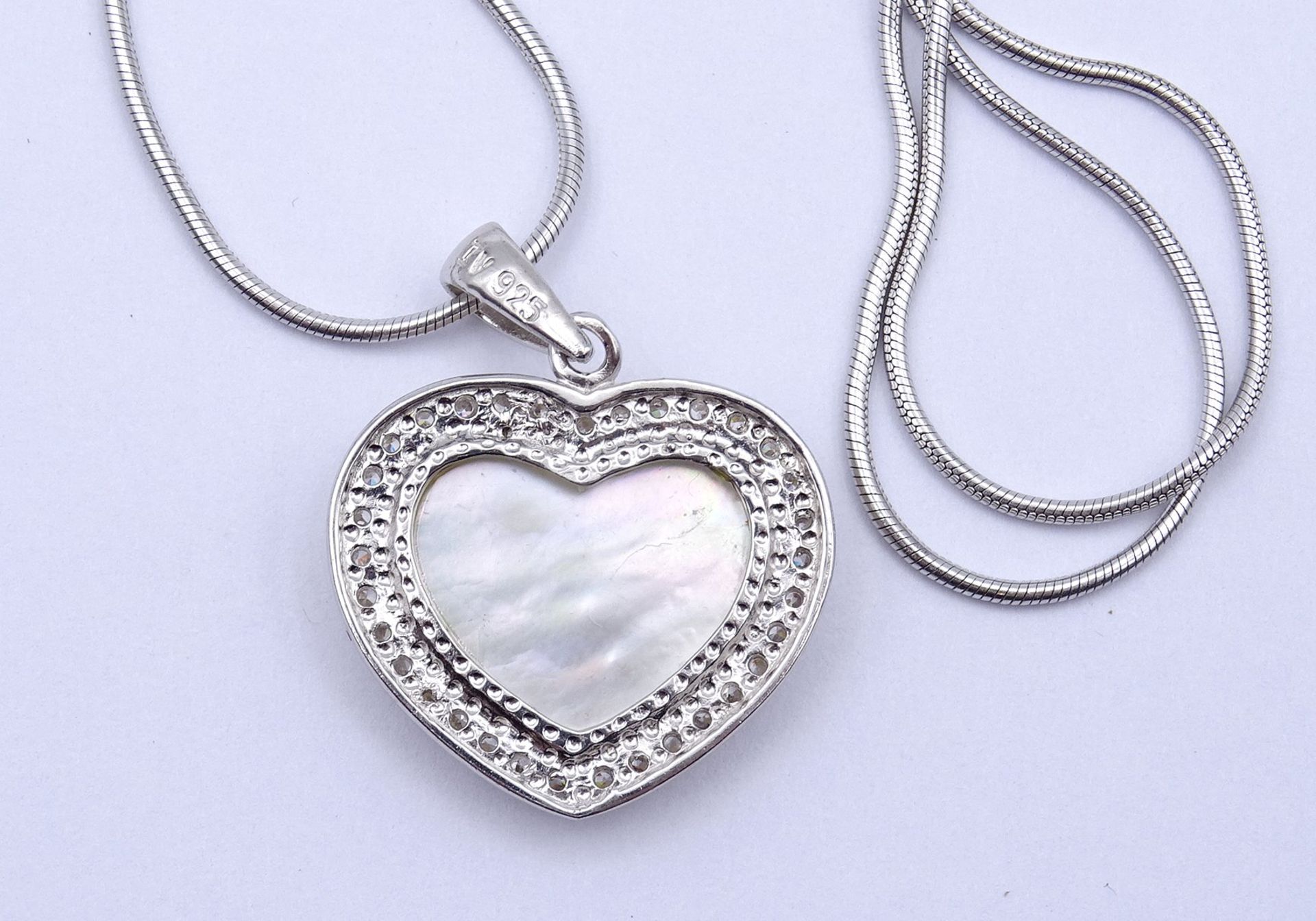 Halskette mit Herzanhänger, Silber 0.925, Herz mit Perlmutt, Kette L. 50cm, 8,8g. - Bild 3 aus 3
