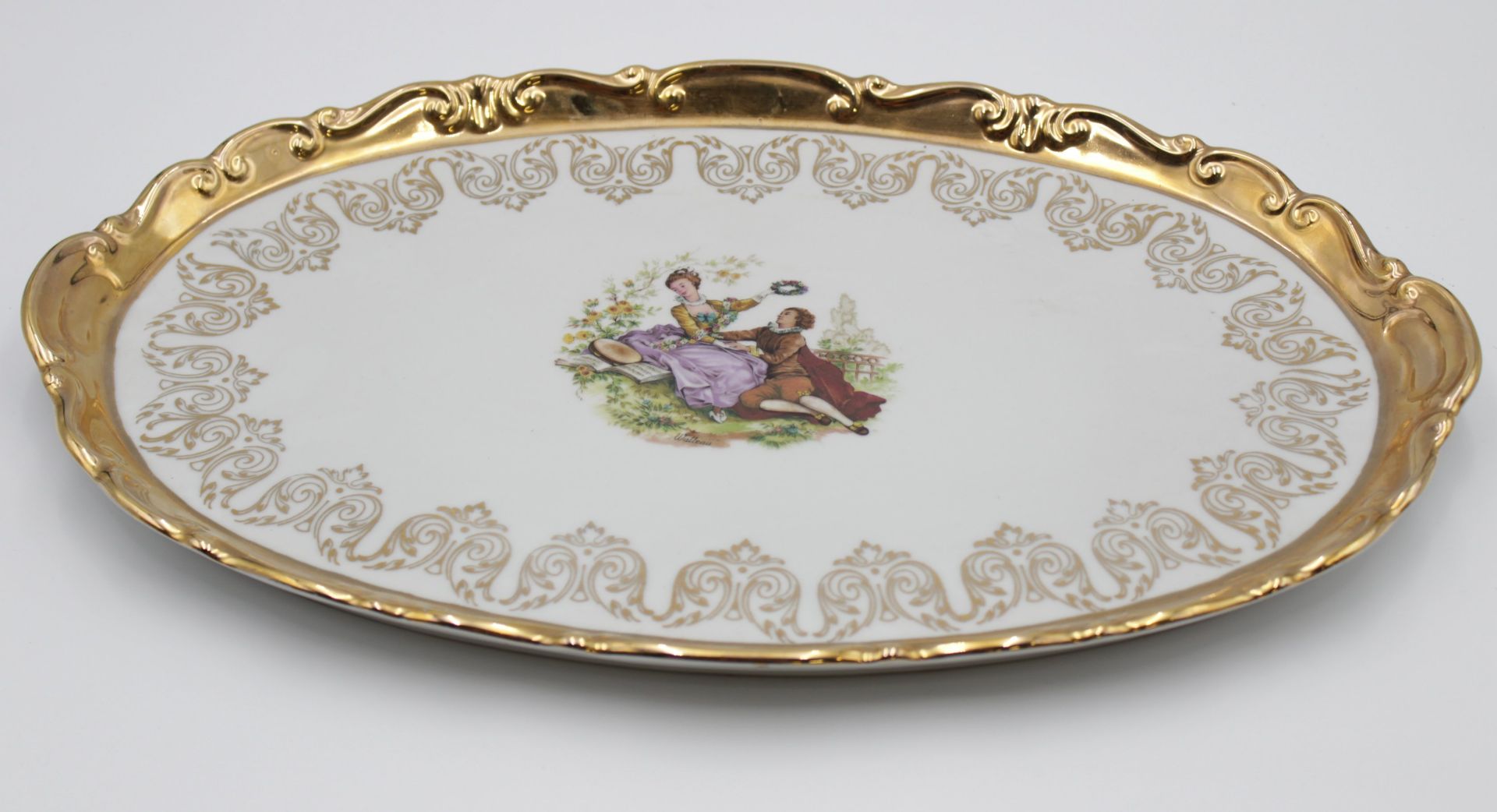 ovale Platte, ungemarkt, Golddekor, mittig Watteau-Szene, 42,5 x 27,5cm. - Bild 3 aus 4