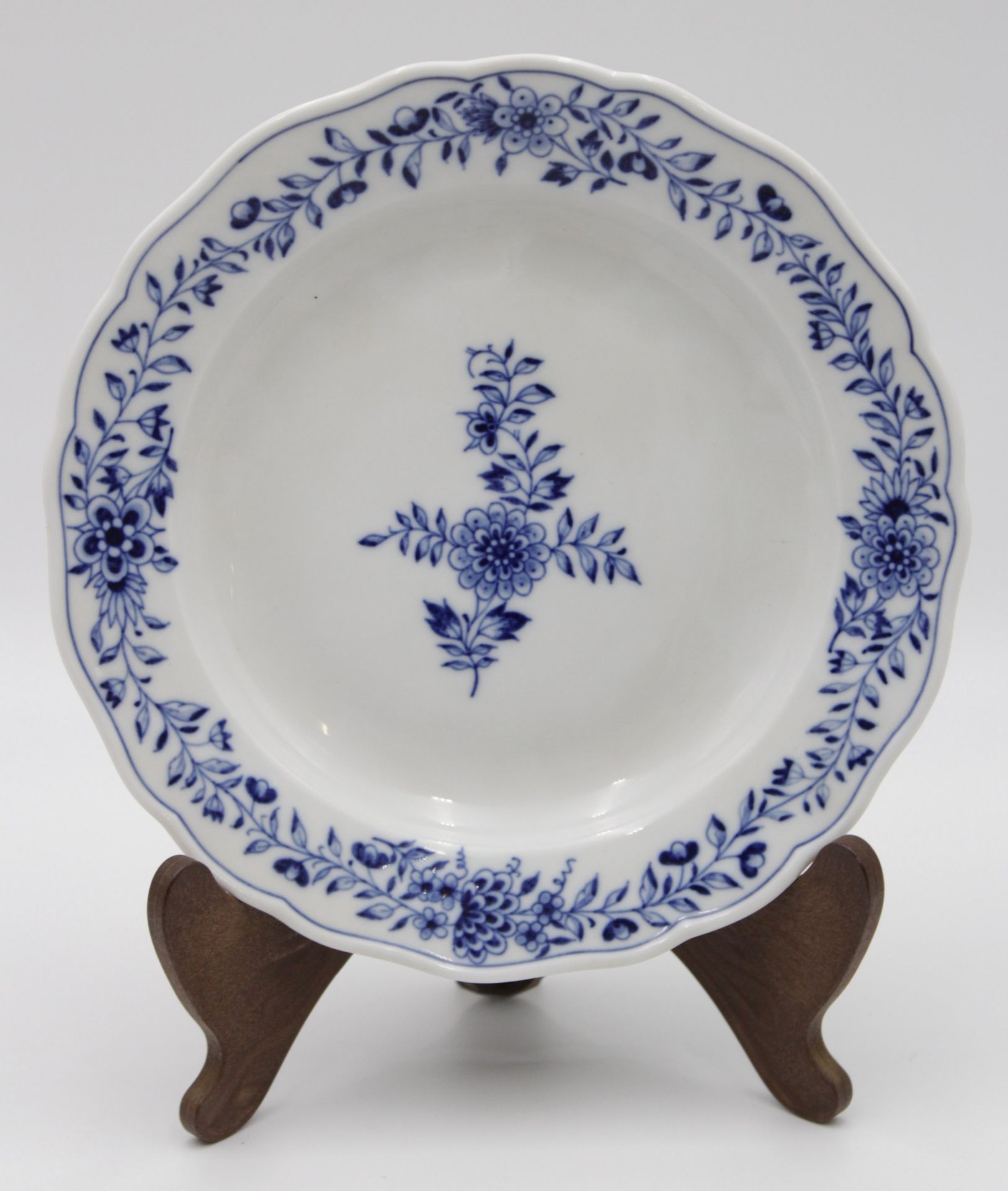 Teller, Meissen, Schwertermarke, blaue florale Bemalung, 2 Schleifstriche, D-20,2cm.