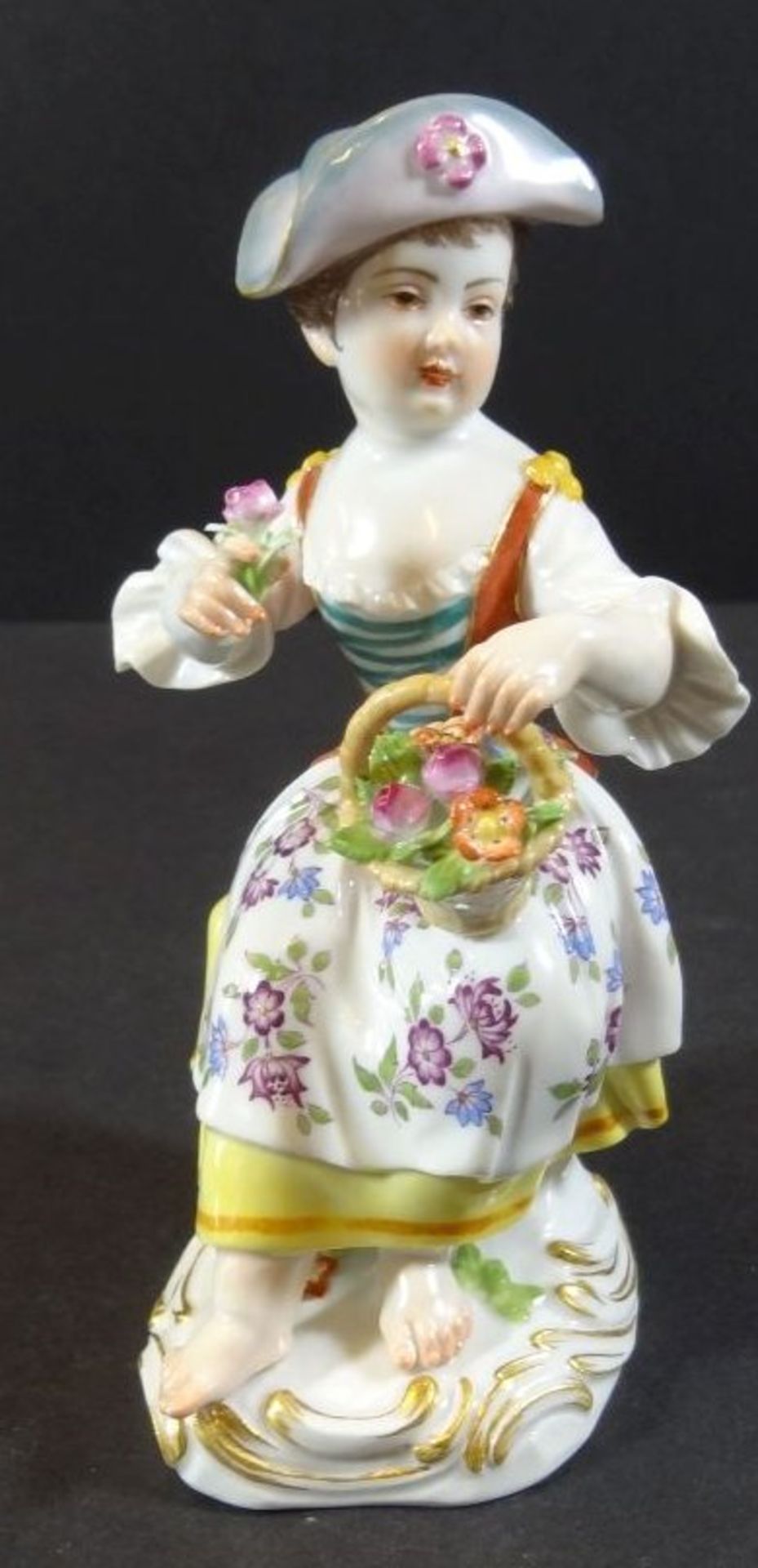 Meissen Blumenmädchen, bemalt, Modell Nr. 1501, 1.Wahl, H-13 cm, eine Rosenblüte  mit Chip