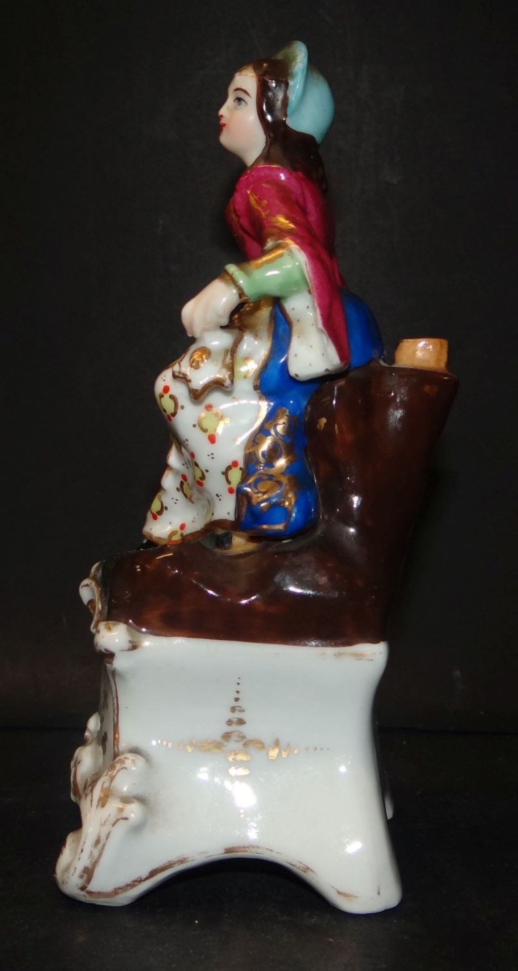 Porzellanfigur, junge Frau mit Fächer, bemalt, rückseitig wohl Stiel-Väschen, H-18 cm, Alters-u. Ge - Bild 3 aus 9
