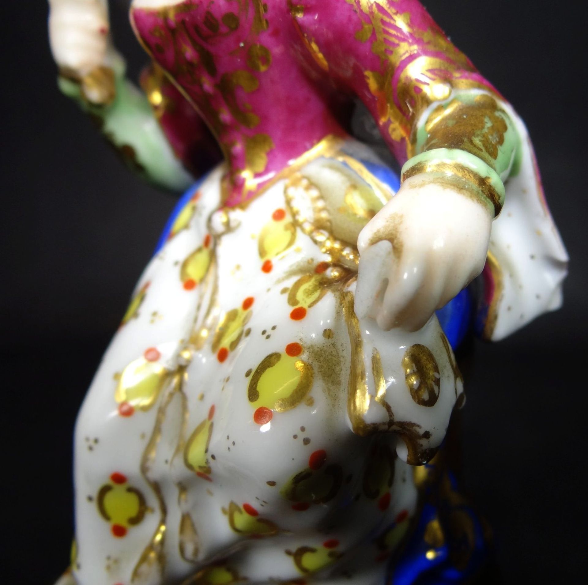 Porzellanfigur, junge Frau mit Fächer, bemalt, rückseitig wohl Stiel-Väschen, H-18 cm, Alters-u. Ge - Bild 8 aus 9