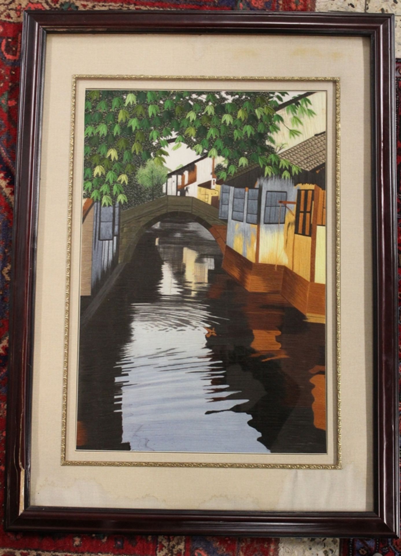 gr. asiatisches Seidenstickbild, Brücke über Kanal, ger./Glas, RG 63 x 67cm. - Image 3 of 4