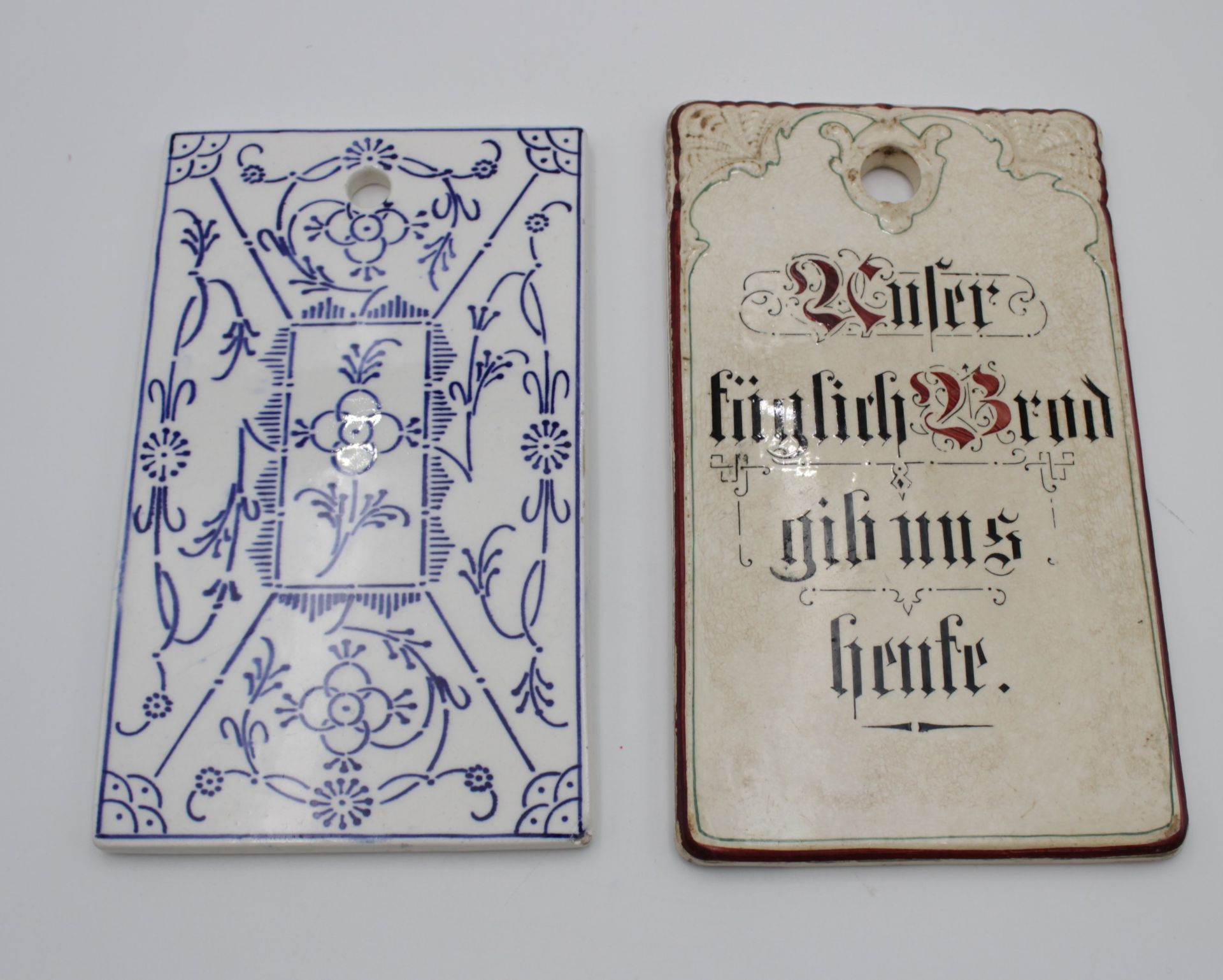 Paar Frühstücksbretter, wohl um 1900, 1x mit Spruch dieser bestossen, 1x Strohblume, ca. 21 x 12cm.