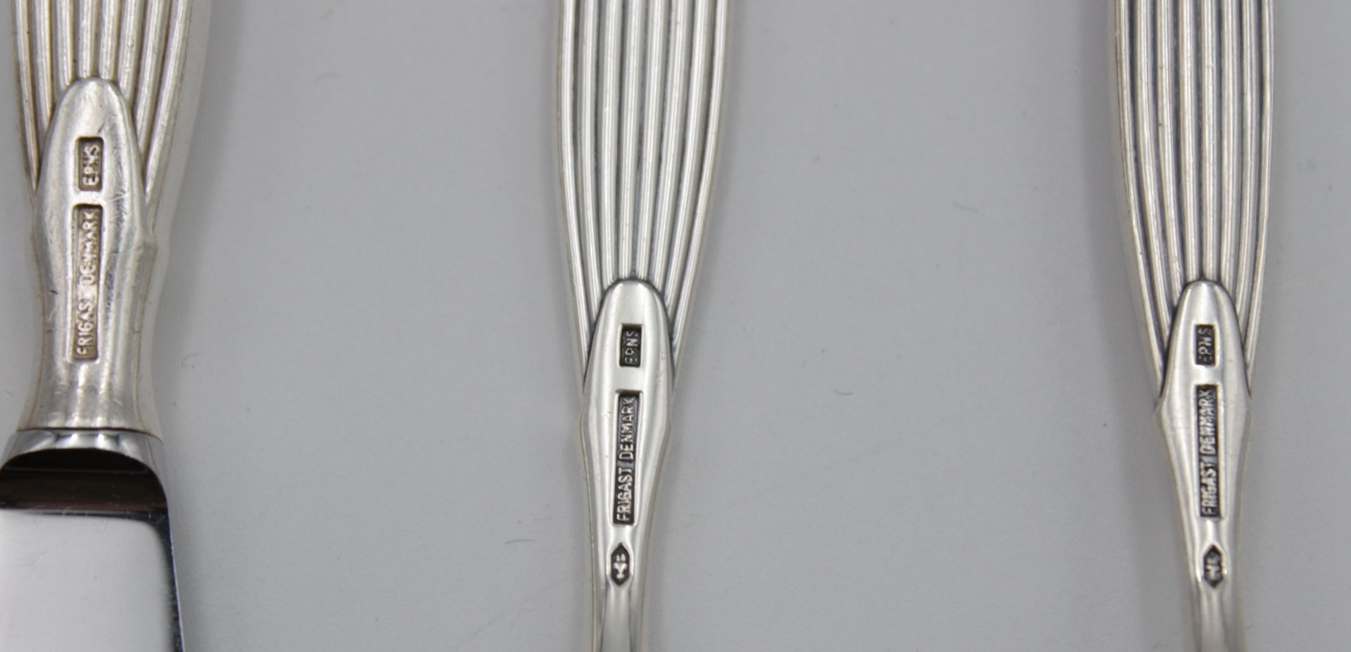 Besteck für 12 Personen, Frigast Dänemark, Form Savoy, versilbert, 3x Vorlegeteile, je 12x Messer,  - Bild 5 aus 5