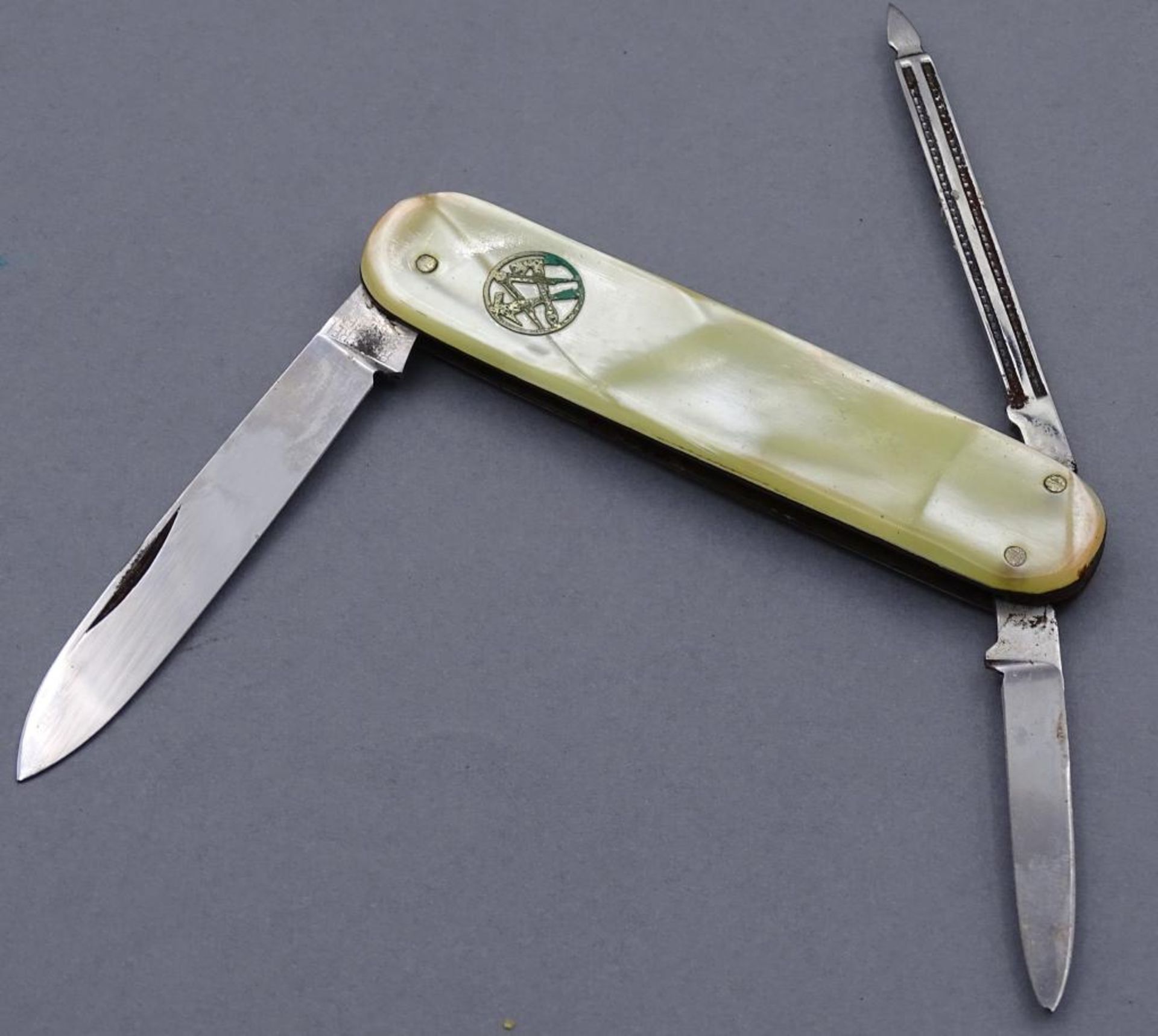Taschenmesser mit Freimaurer Zeichen, Perlmutt-Griffschalen, L-8cm. - Image 4 of 4