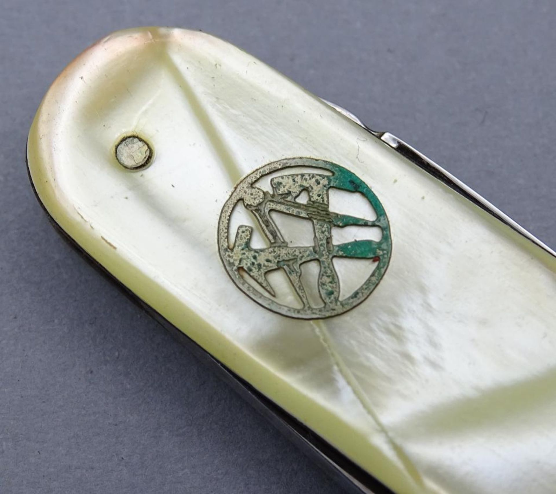 Taschenmesser mit Freimaurer Zeichen, Perlmutt-Griffschalen, L-8cm.