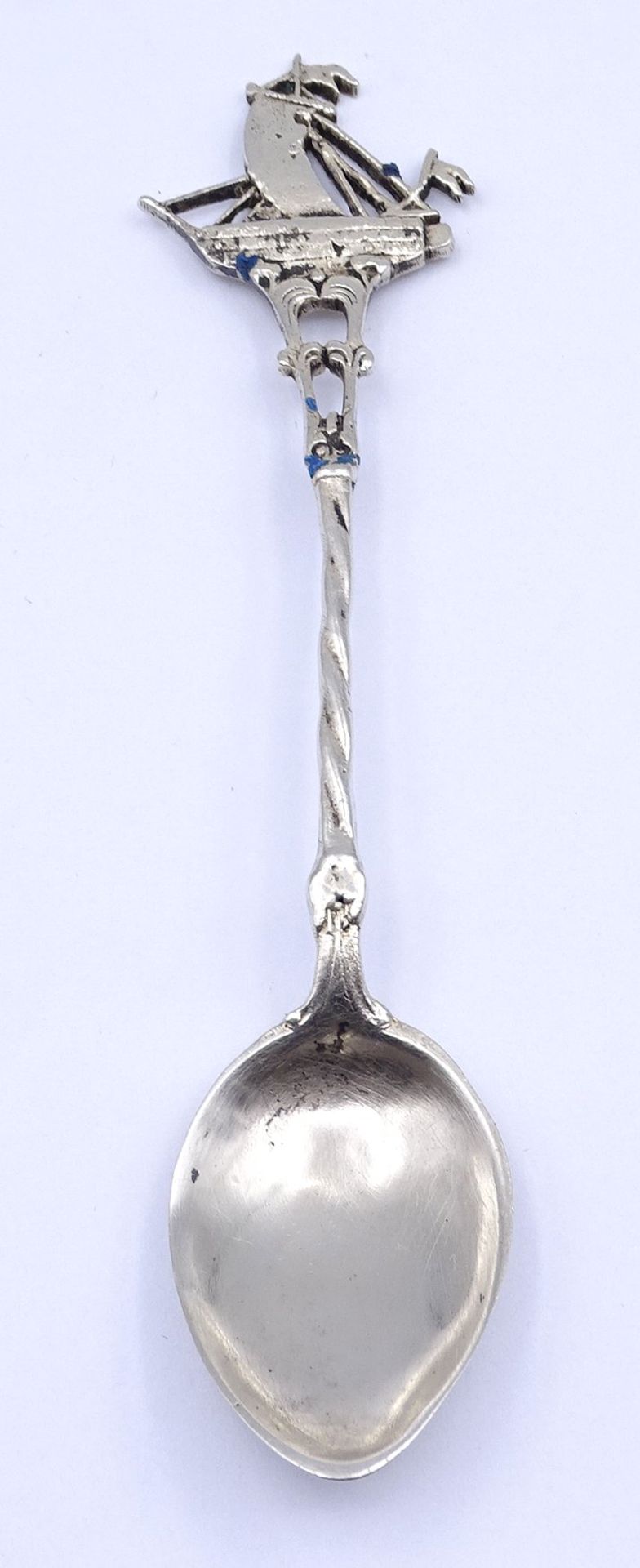 Kaffeelöffel mit Segelschiff Darstellung, Silber 0.800, L. 11,5cm, 9,1g.