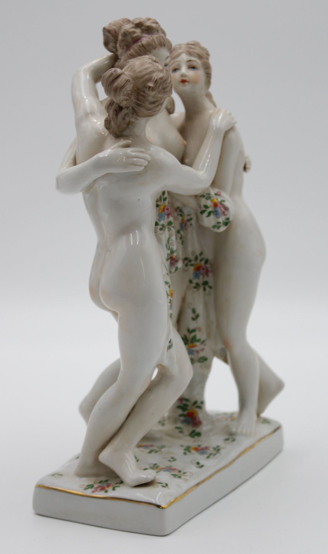 Figurengruppe, Drei Grazien, gemarkt, nach antikem Vorbild, florale Bemalung, H-25cm B-15cm. - Bild 2 aus 6