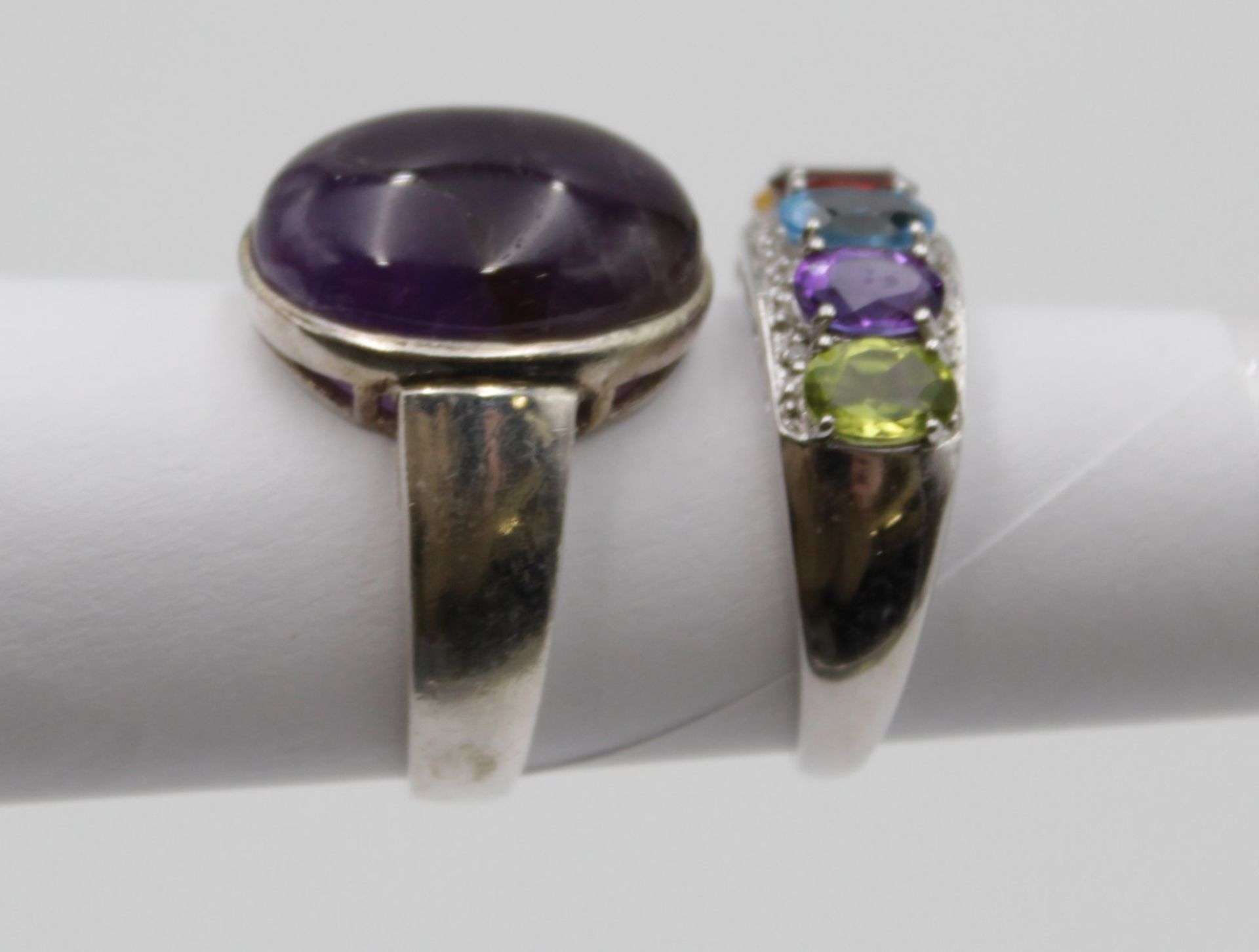 2x div. 925er Silber-Ringe, 1x Amethyst-Cabochon und 1x Farbsteinbesatz, zus. 9,9gr. , RG 56 - Bild 7 aus 7