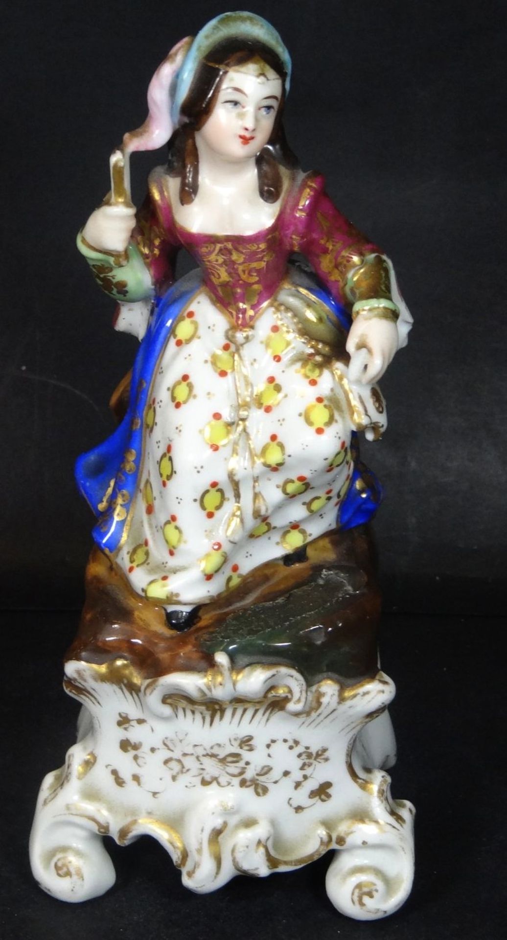Porzellanfigur, junge Frau mit Fächer, bemalt, rückseitig wohl Stiel-Väschen, H-18 cm, Alters-u. Ge - Bild 2 aus 9