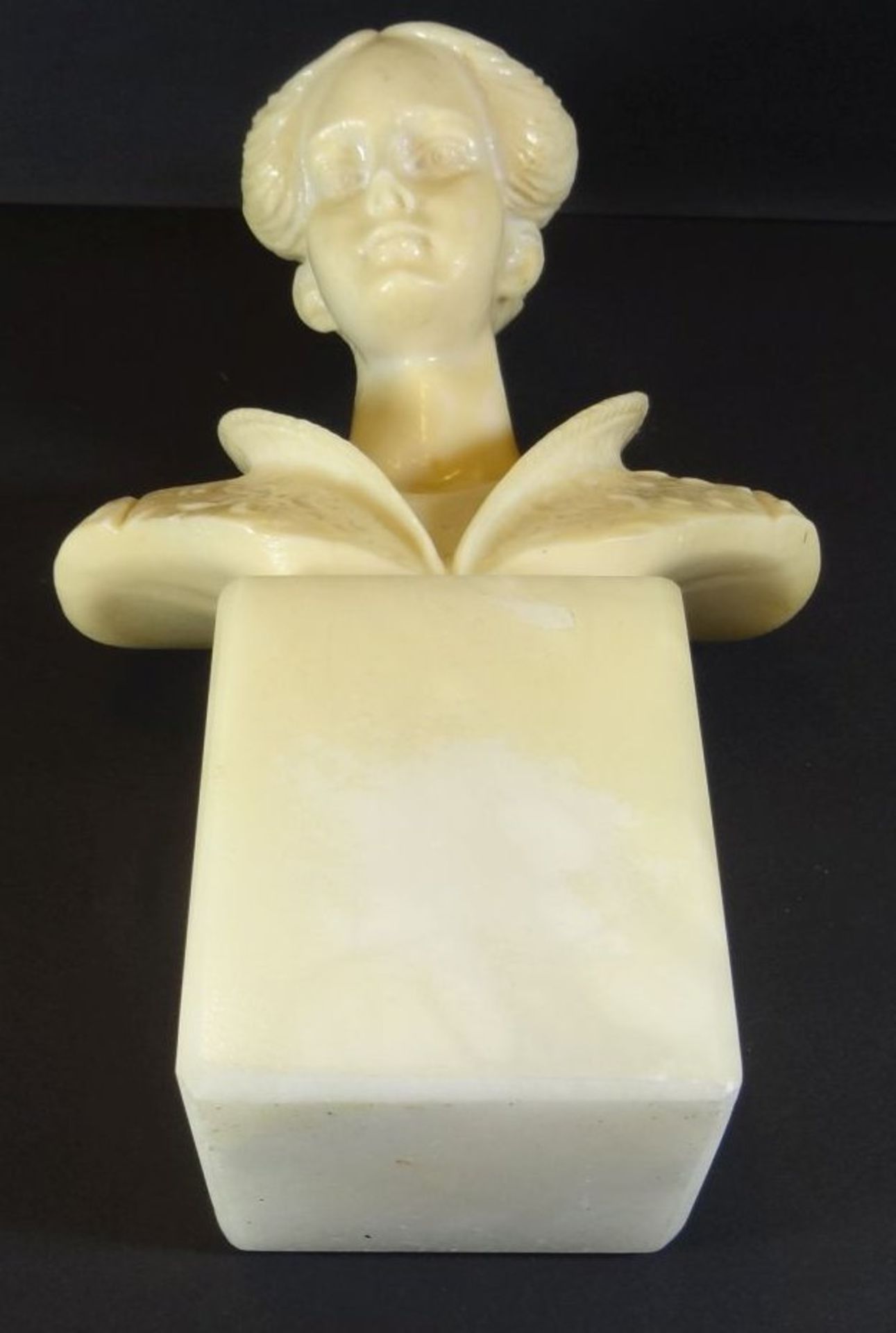 Frauenbüste auf Steinsockel, , H-26 cm, Büste Kunstmasse - Bild 6 aus 7