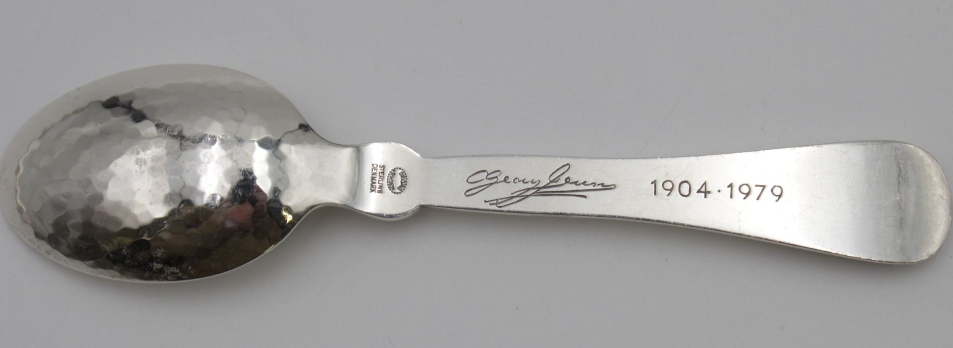 Jubiläumslöffel, Georg Jensen, Sterling, 1904-1979, Hammerschlagdekor, ca. 47gr., L_15,4cm. - Bild 3 aus 4