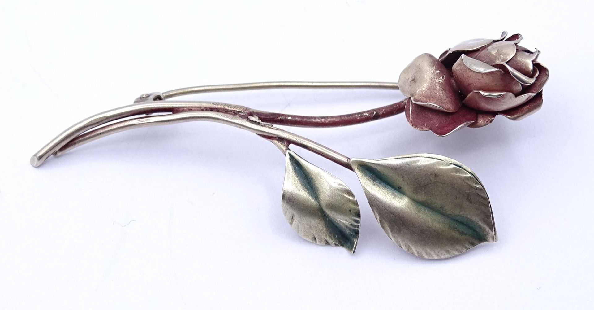 Silberbrosche in Form einer Rose, Silber 0.835 - bemalt, L. 6,5cm, berieben, 6,5g.