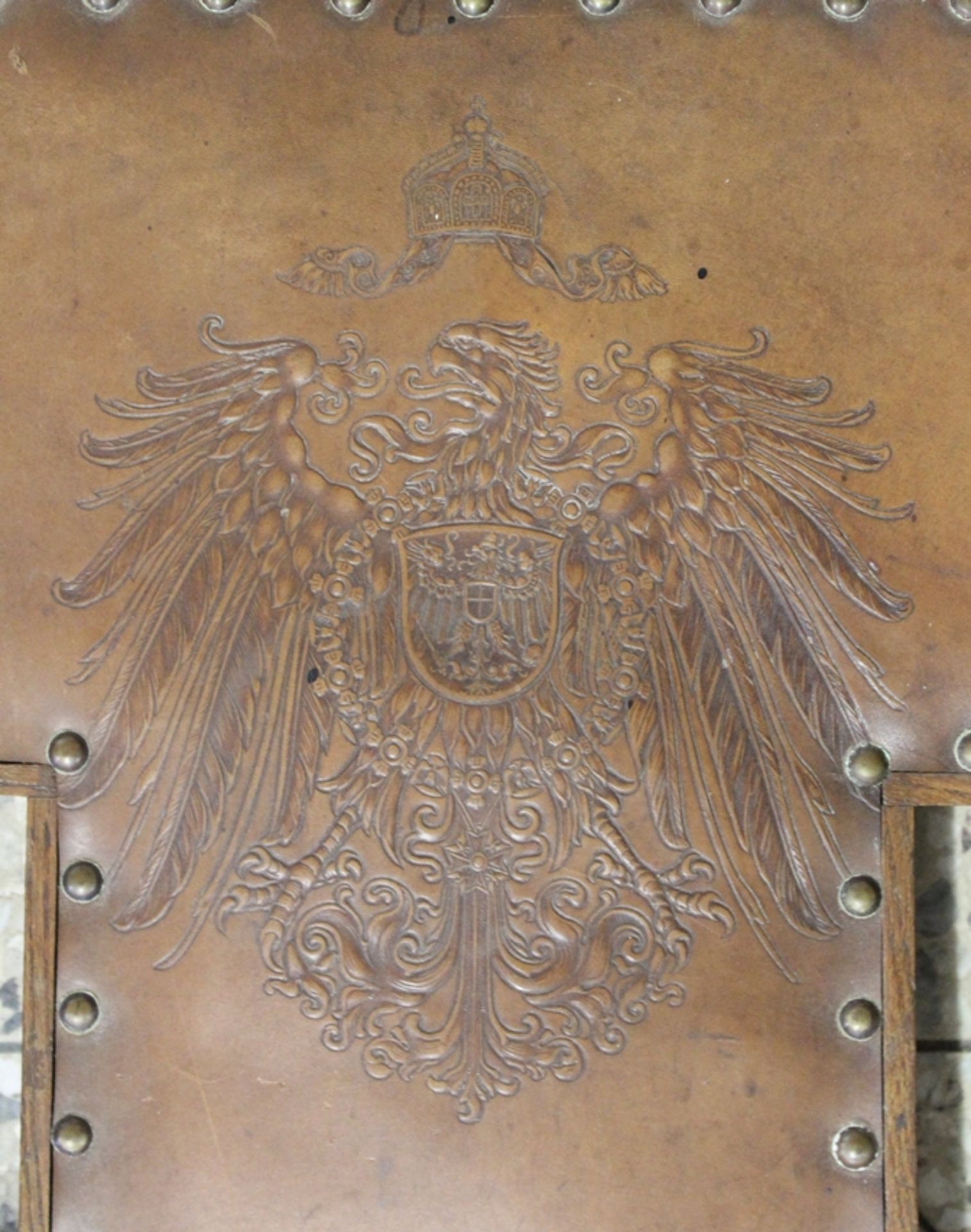 Rückenlehne eine Stuhls, um 1900, geprägtes Leder-Wappen, ca. 107,5cm B-36cm. - Bild 3 aus 5