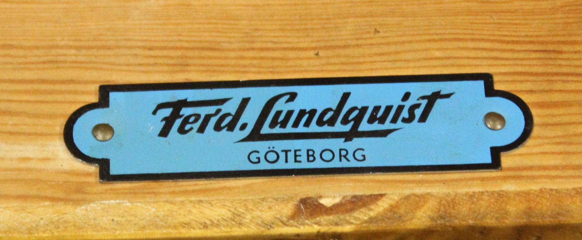 Beistelltisch mit Ablage, Ferd. Lundquist Göteborg, geamrkt, H-58cm B-58cm T-32,5cm. - Bild 6 aus 6