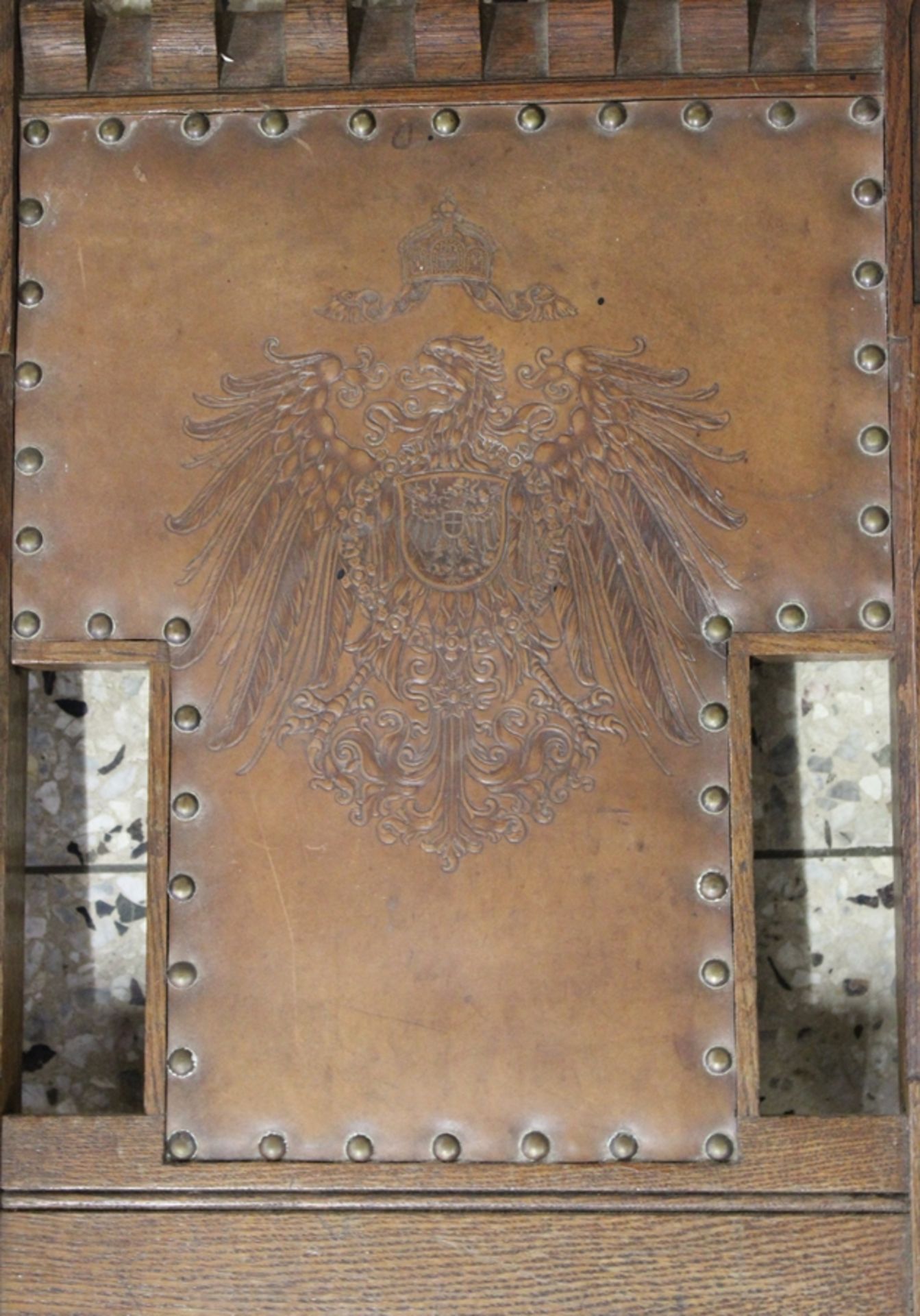 Rückenlehne eine Stuhls, um 1900, geprägtes Leder-Wappen, ca. 107,5cm B-36cm. - Bild 2 aus 5