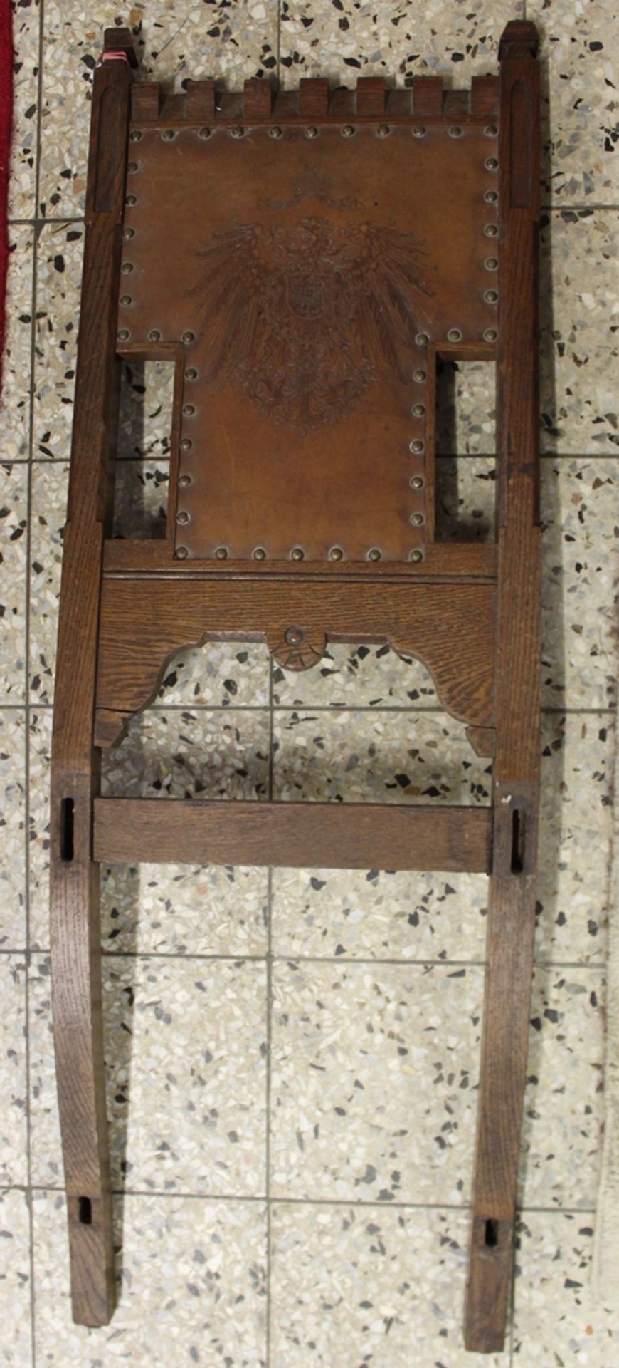 Rückenlehne eine Stuhls, um 1900, geprägtes Leder-Wappen, ca. 107,5cm B-36cm.
