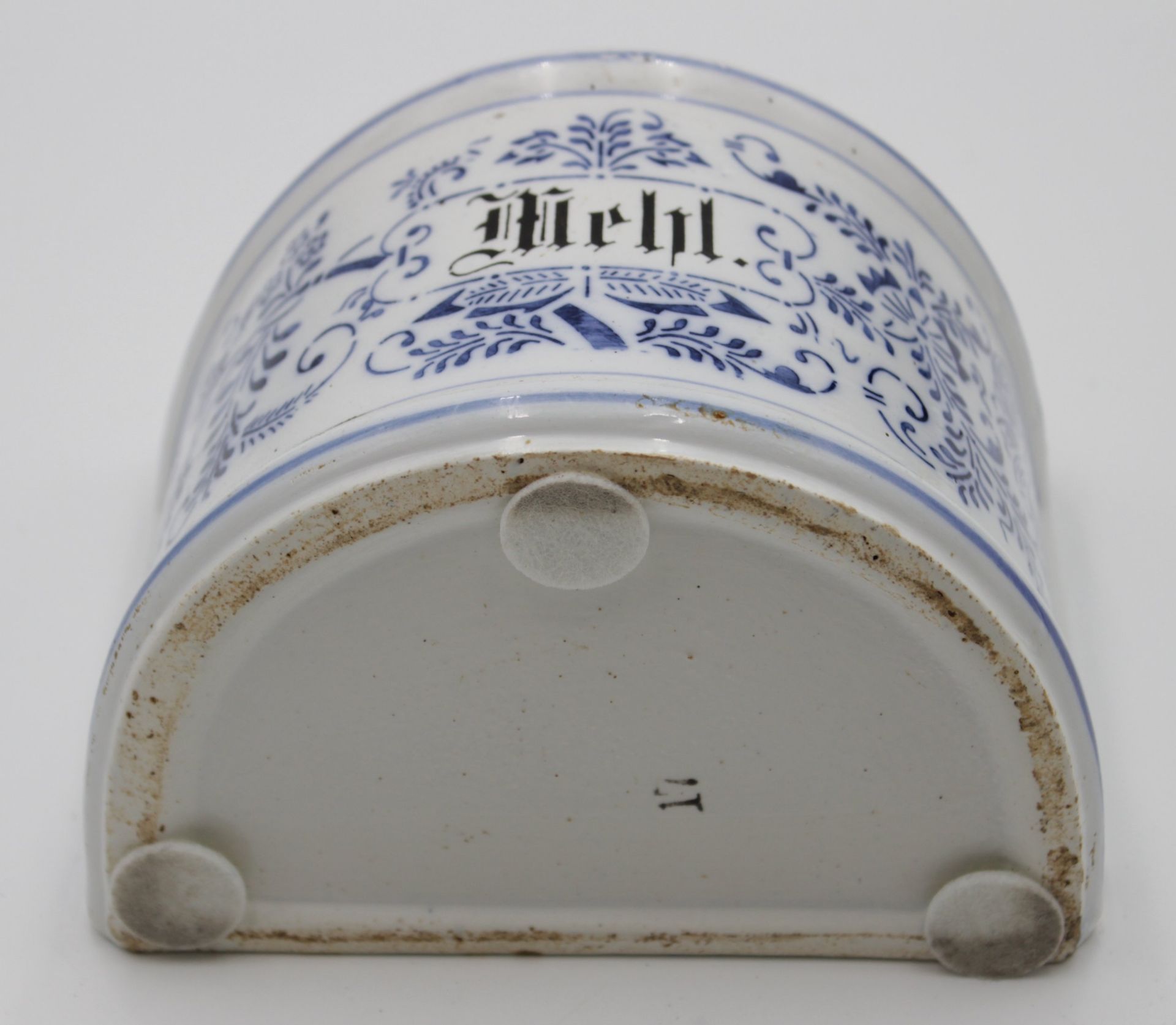 Küchen-Wandgefäss um 1900, blaues florales Dekor, beschrift. "Mehl", Altersspuren, H-23,5cm B-17cm. - Image 4 of 4