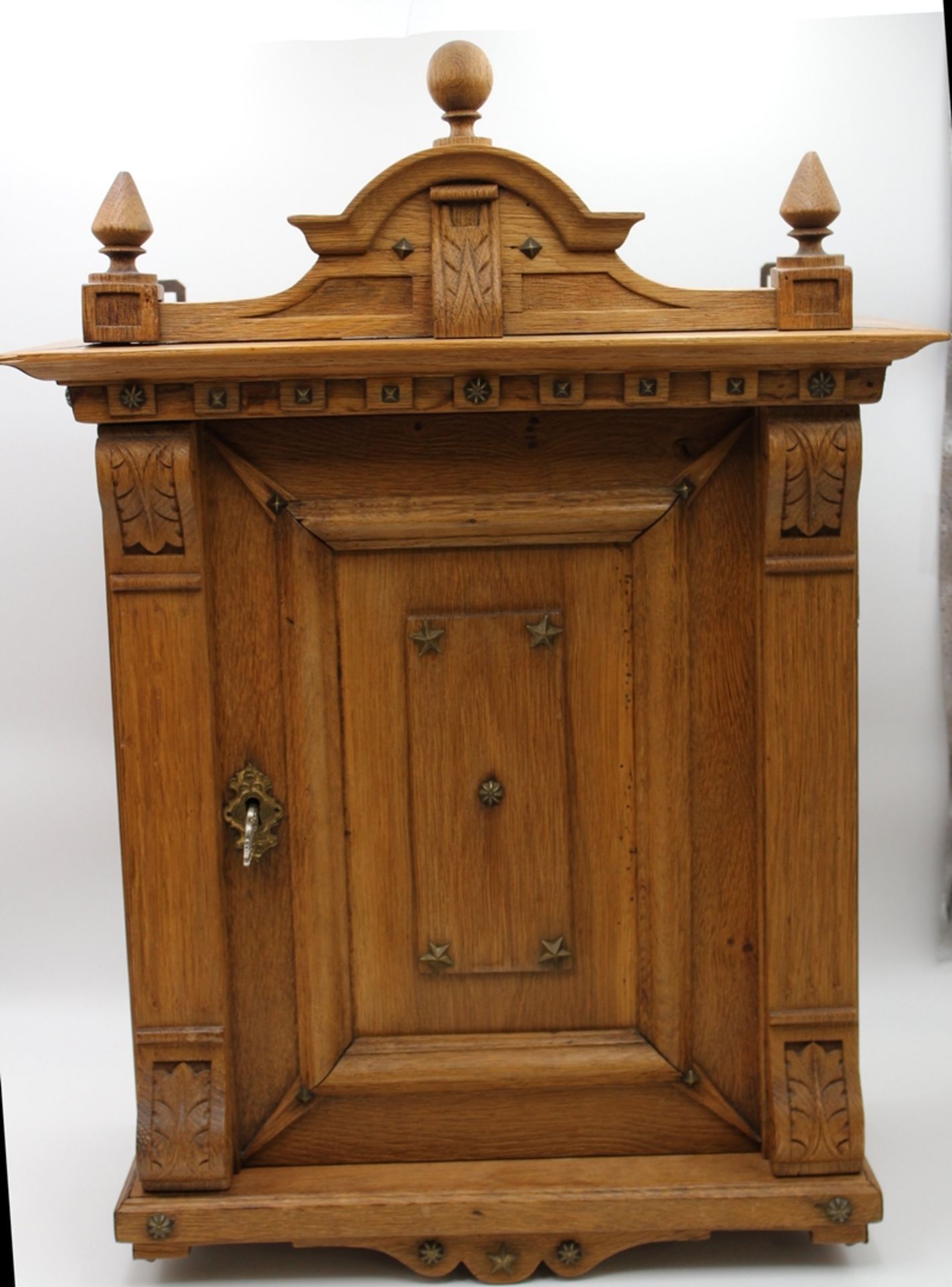 Wandschrank um 1870, Eiche, guter Zustand, H-69cm B-49cm T-28cm.