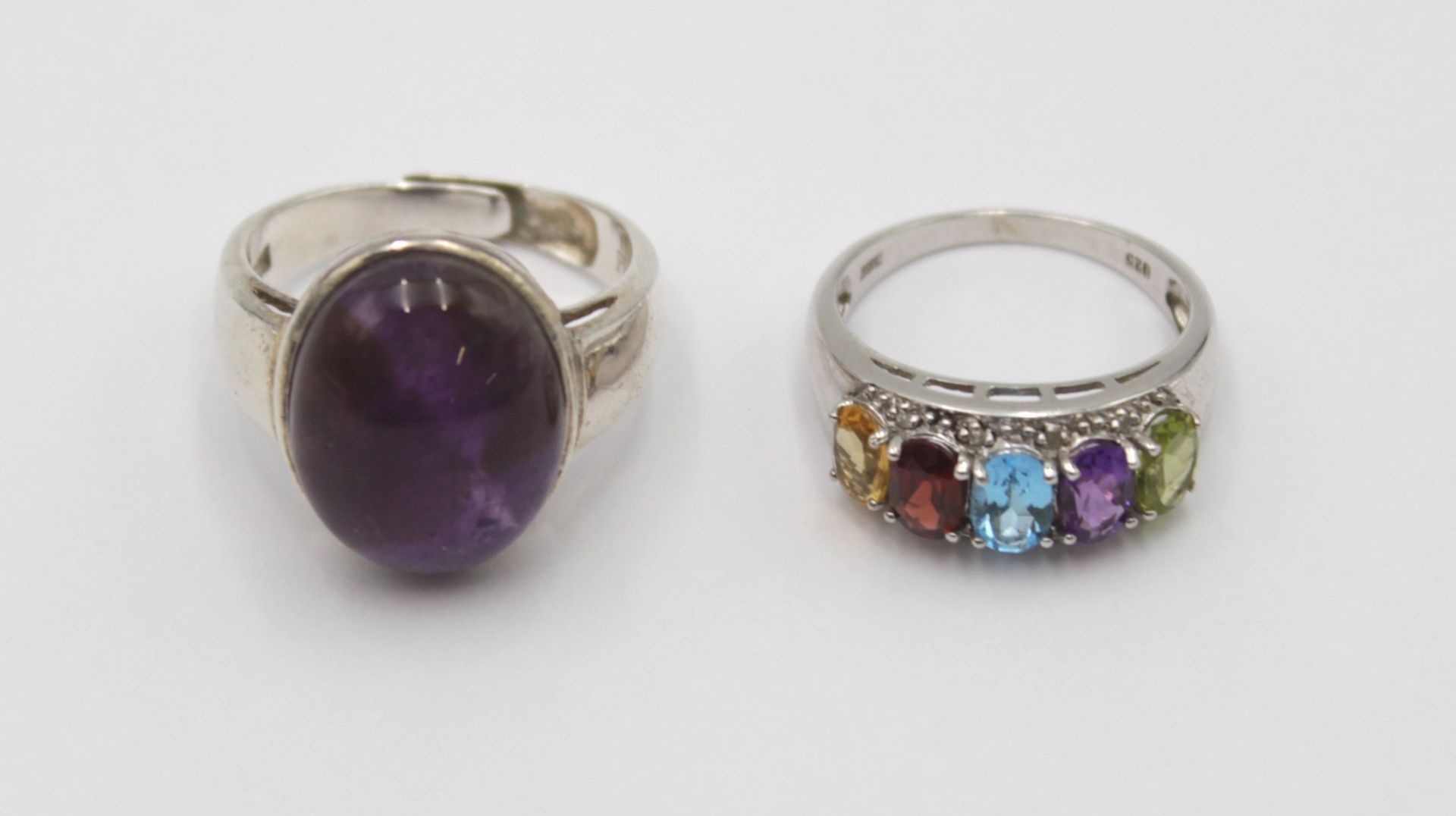 2x div. 925er Silber-Ringe, 1x Amethyst-Cabochon und 1x Farbsteinbesatz, zus. 9,9gr. , RG 56