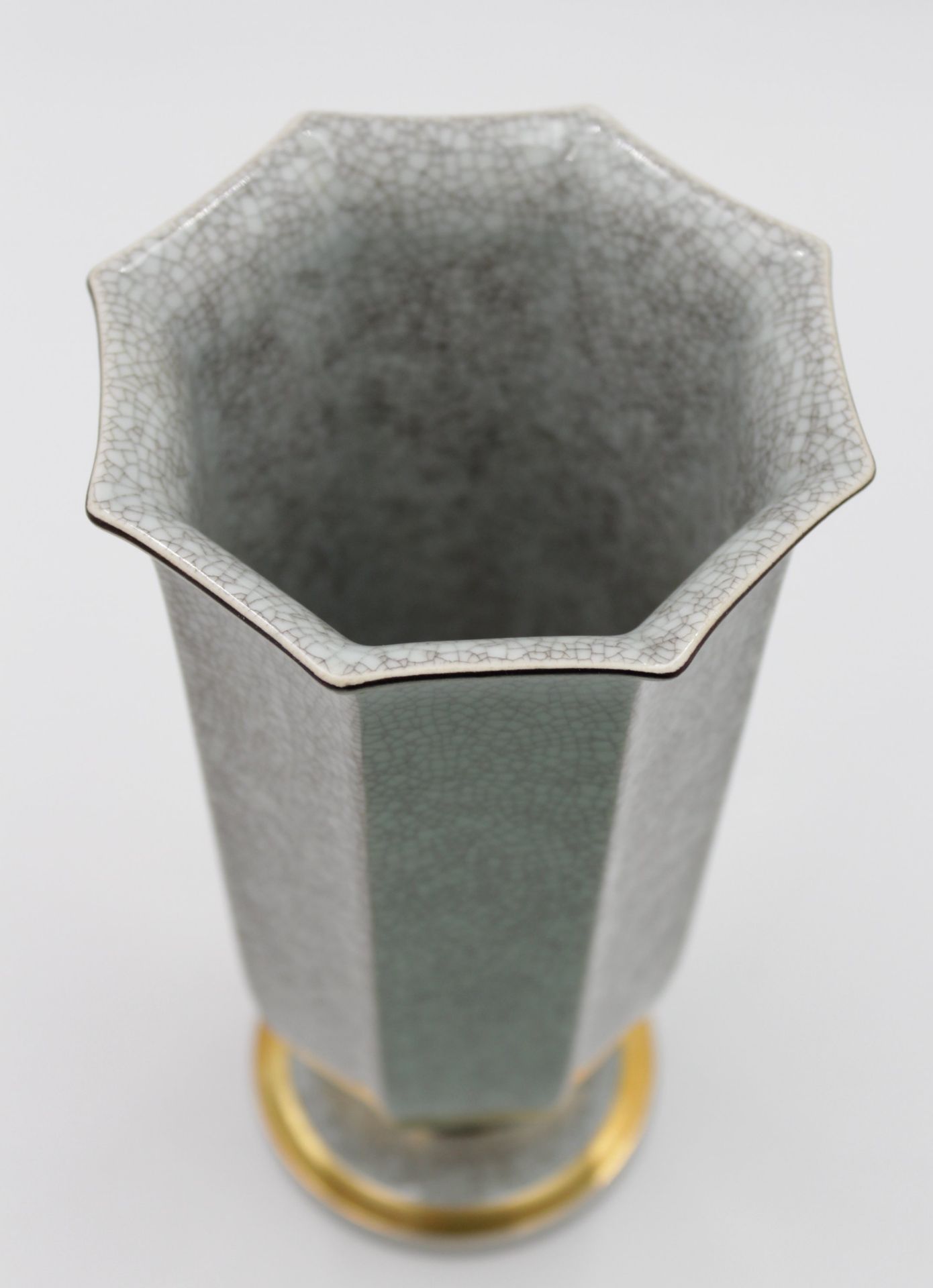 Vase auf Stand, Royal Copenhagen, grün/grau, Craquelée-Dekor, H-21cm. - Image 2 of 4