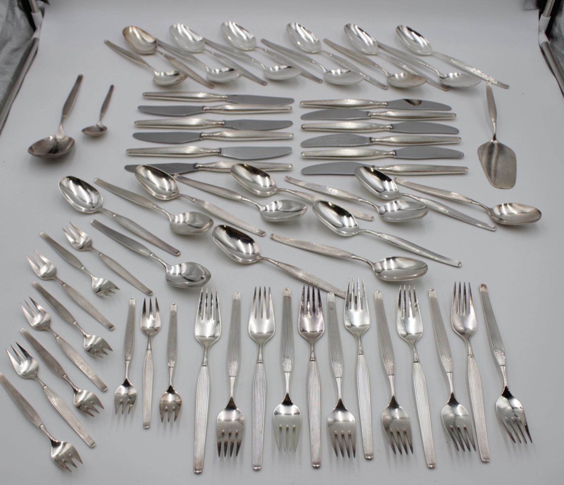 Besteck für 12 Personen, Frigast Dänemark, Form Savoy, versilbert, 3x Vorlegeteile, je 12x Messer, 