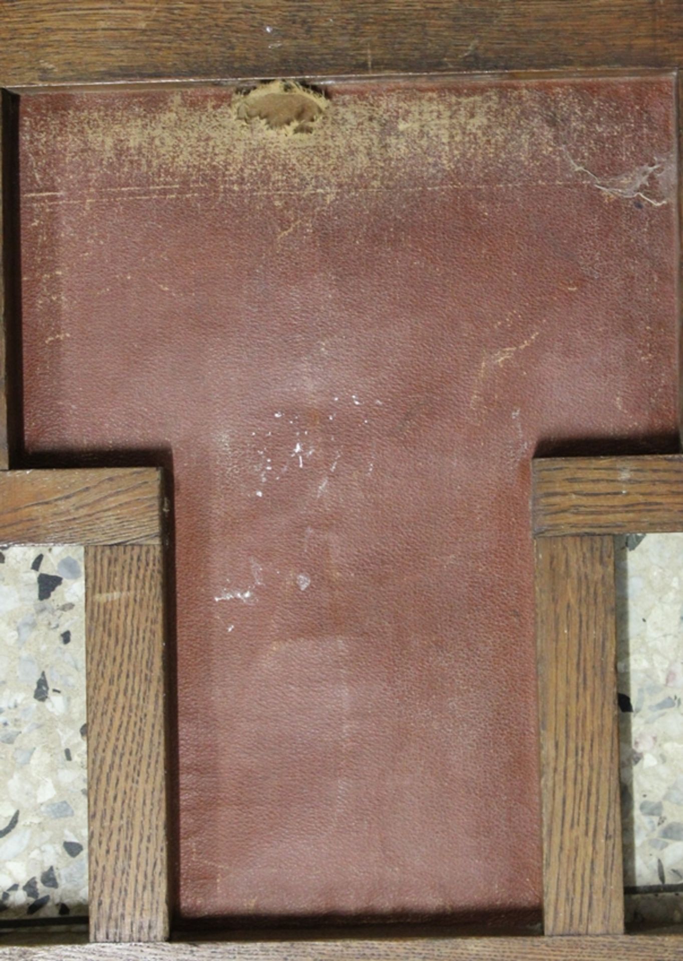 Rückenlehne eine Stuhls, um 1900, geprägtes Leder-Wappen, ca. 107,5cm B-36cm. - Bild 5 aus 5