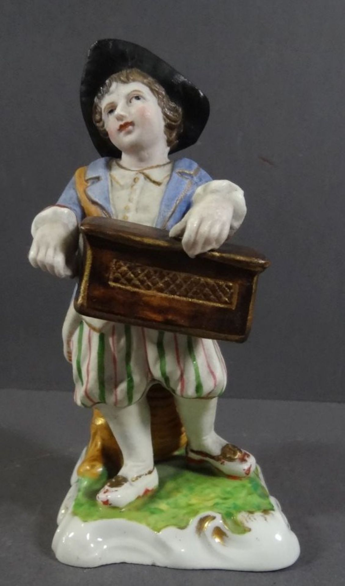 Porzellanfigur, Junge mit Leierkasten, älter, bemalt, H-12,5 cm