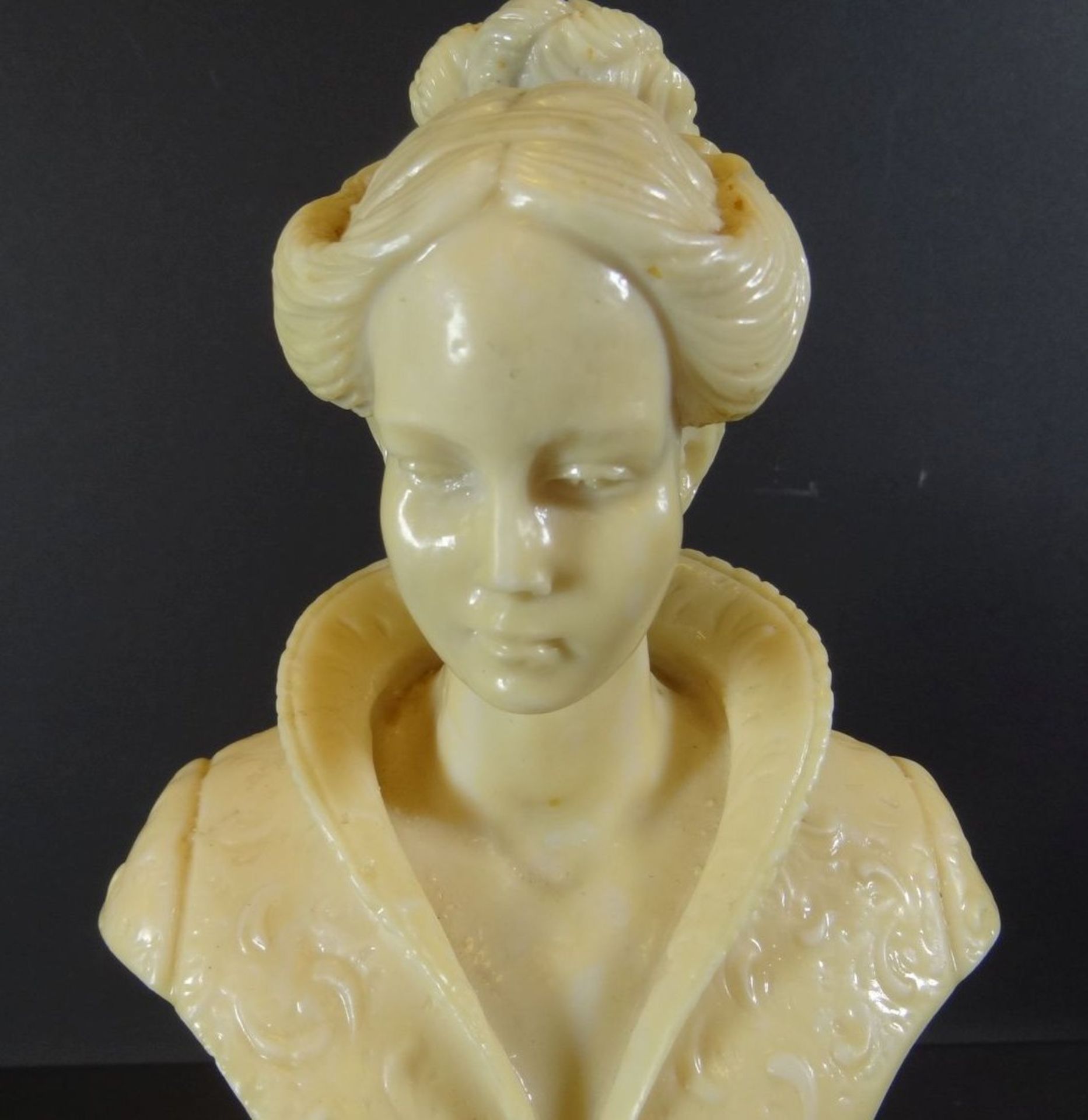 Frauenbüste auf Steinsockel, , H-26 cm, Büste Kunstmasse - Bild 5 aus 7