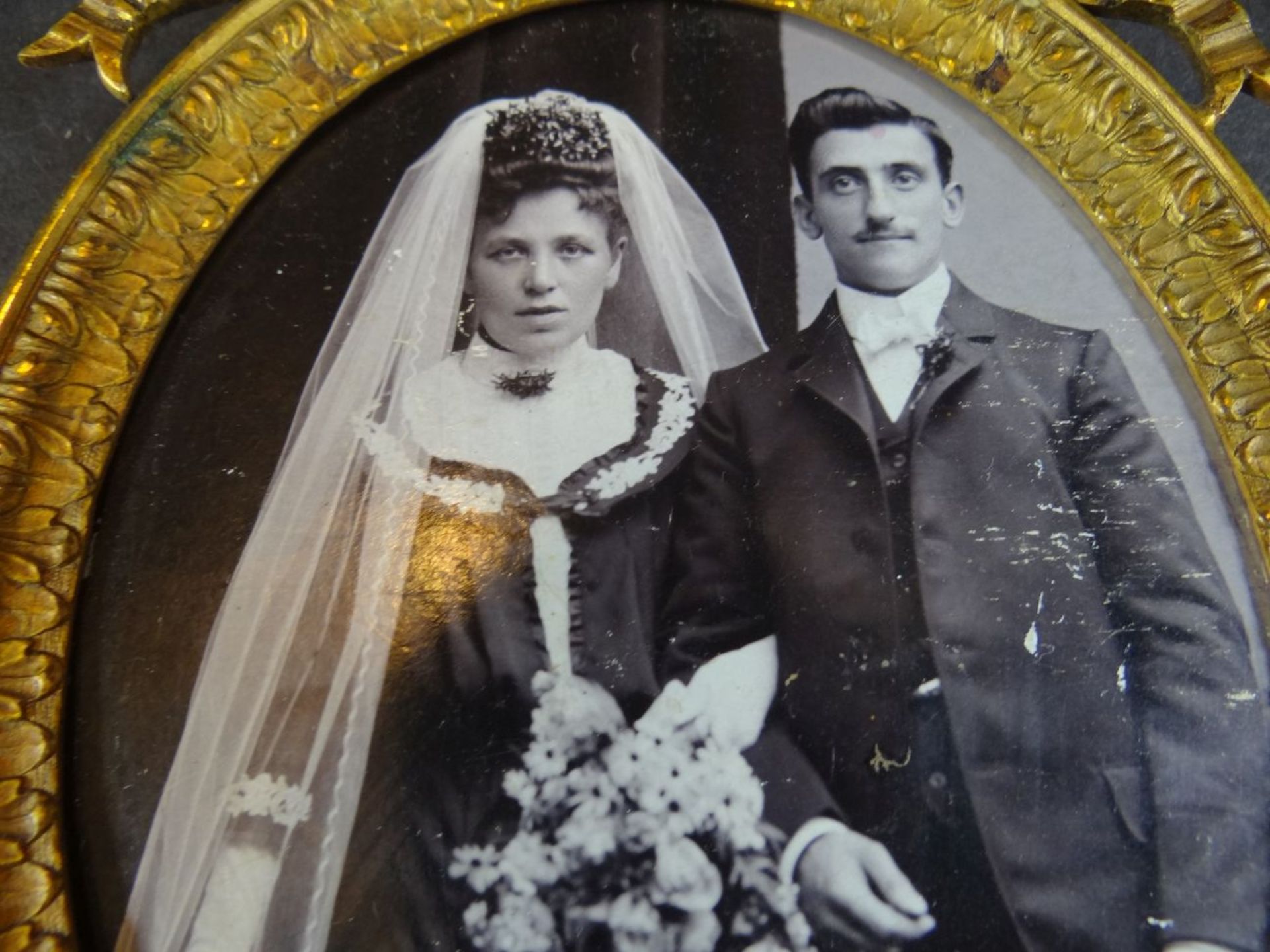 altes Foto um 1900, Brautpaar, in Messing-Rahmen, 14x9,5 cm - Image 2 of 3