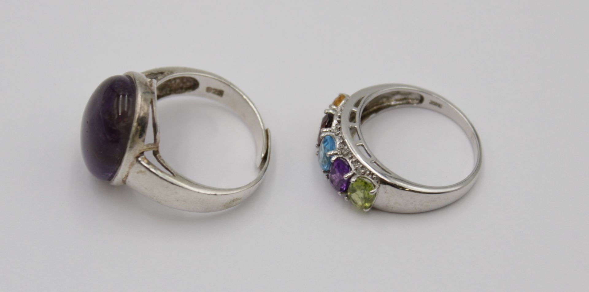 2x div. 925er Silber-Ringe, 1x Amethyst-Cabochon und 1x Farbsteinbesatz, zus. 9,9gr. , RG 56 - Bild 2 aus 7